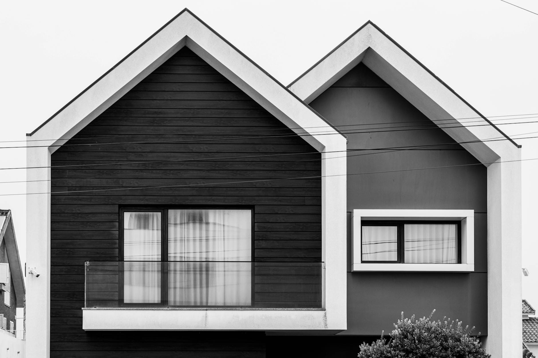 Czy dom z płaskim dachem jest problematyczny: mity i fakty o nowoczesnych dachach Minimalistyczna elewacja nowoczesnego domu z płaskim dachem w czerni i bieli