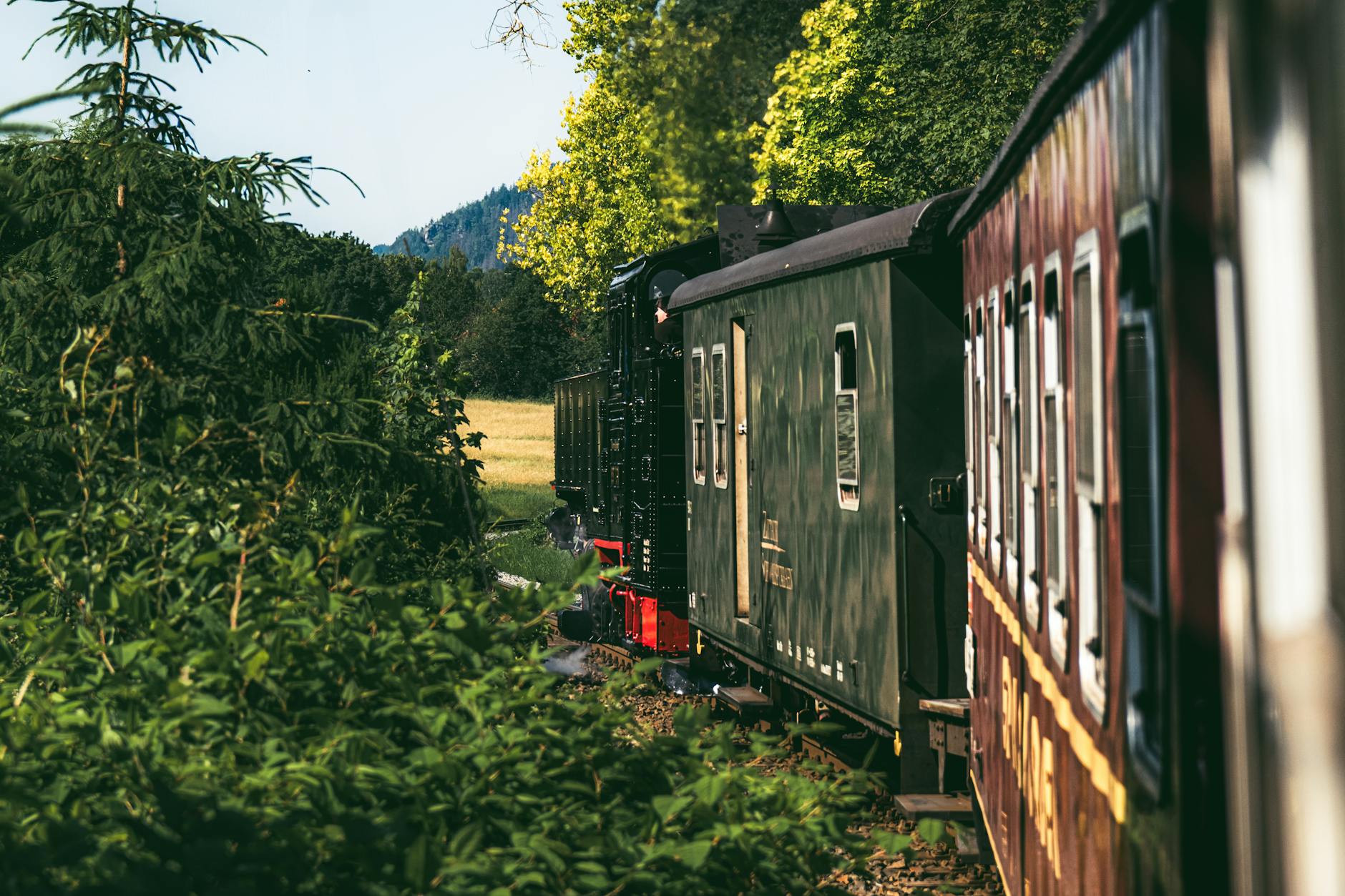 Zabytkowy parowóz jedzie przez malowniczą wieś pod Zittau w Niemczech Zabytkowy parowóz jedzie przez malowniczą wieś pod Zittau w Niemczech