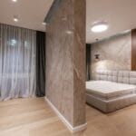 Jasna sypialnia premium z dużym łóżkiem i lampami wiszącymi