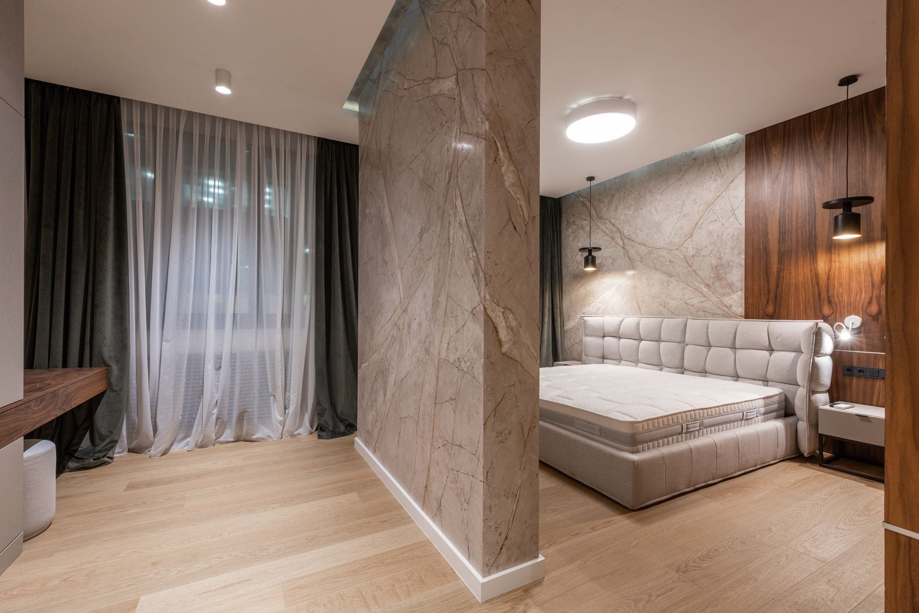Jasna sypialnia premium z dużym łóżkiem i lampami wiszącymi