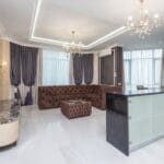 Luksusowy, przestronny salon z żyrandolem i elegancką, jasną sofą