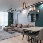 Nowoczesny salon premium z dużą sofą i jadalnią w jasnym wnętrzu