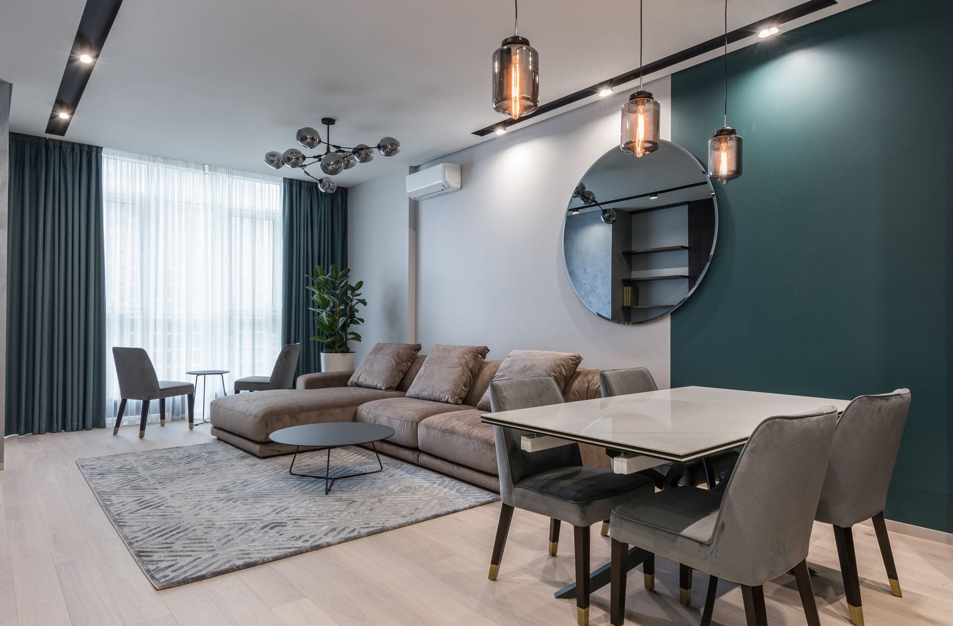 Nowoczesny salon premium z dużą sofą i jadalnią w jasnym wnętrzu