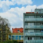 Zakup nieruchomości na licytacji komorniczej: jak eksmitować lokatora i oszacować ryzyko