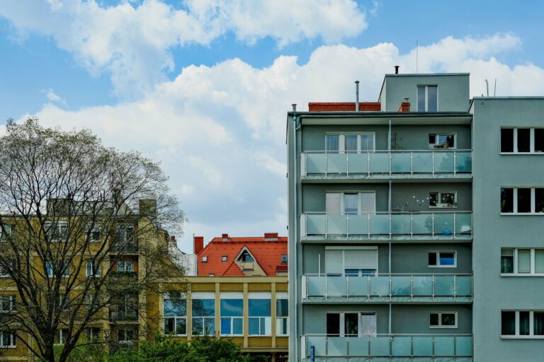 Zakup nieruchomości na licytacji komorniczej: jak eksmitować lokatora i oszacować ryzyko
