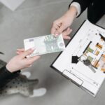 Zakup nieruchomości na licytacji komorniczej: jak eksmitować lokatora i oszacować ryzyko