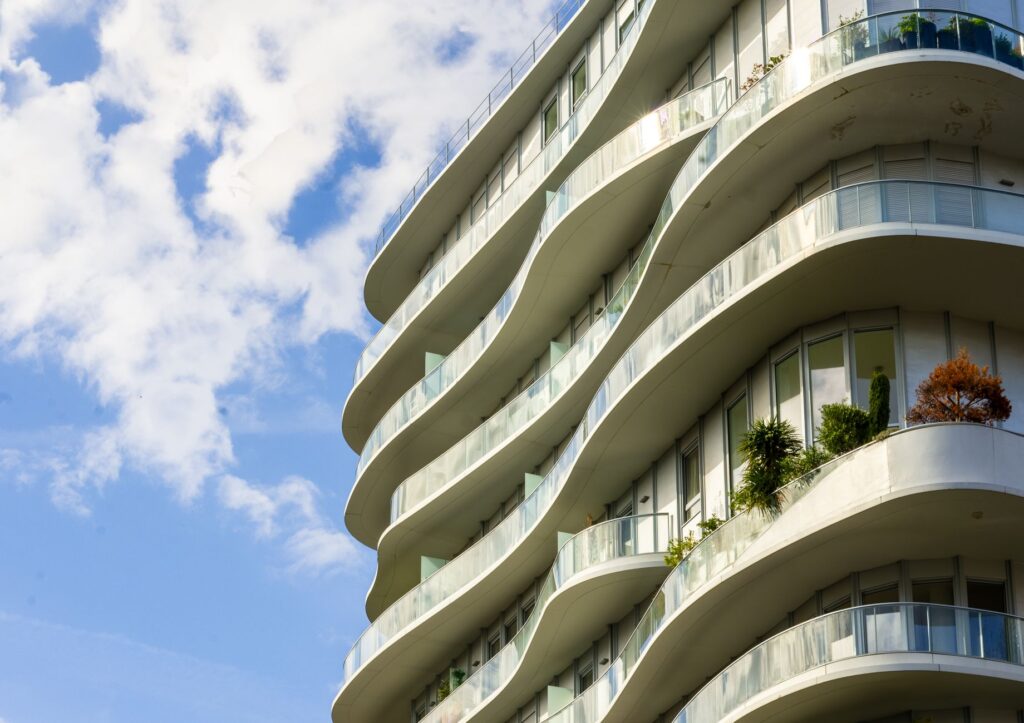 Penthouse z prywatnym tarasem: na co zwrócić uwagę przed zakupem na ostatnim piętrze